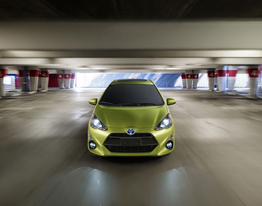  Toyota Prius c 2015 года  (фото 2 из 12)